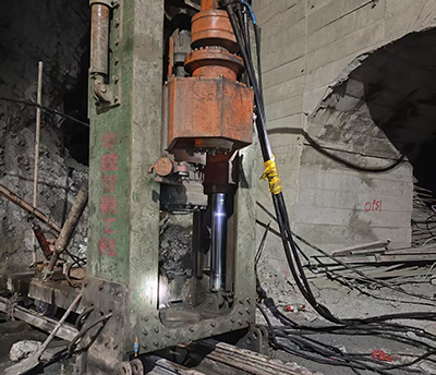 導(dǎo)孔-擴(kuò)孔-反井施工